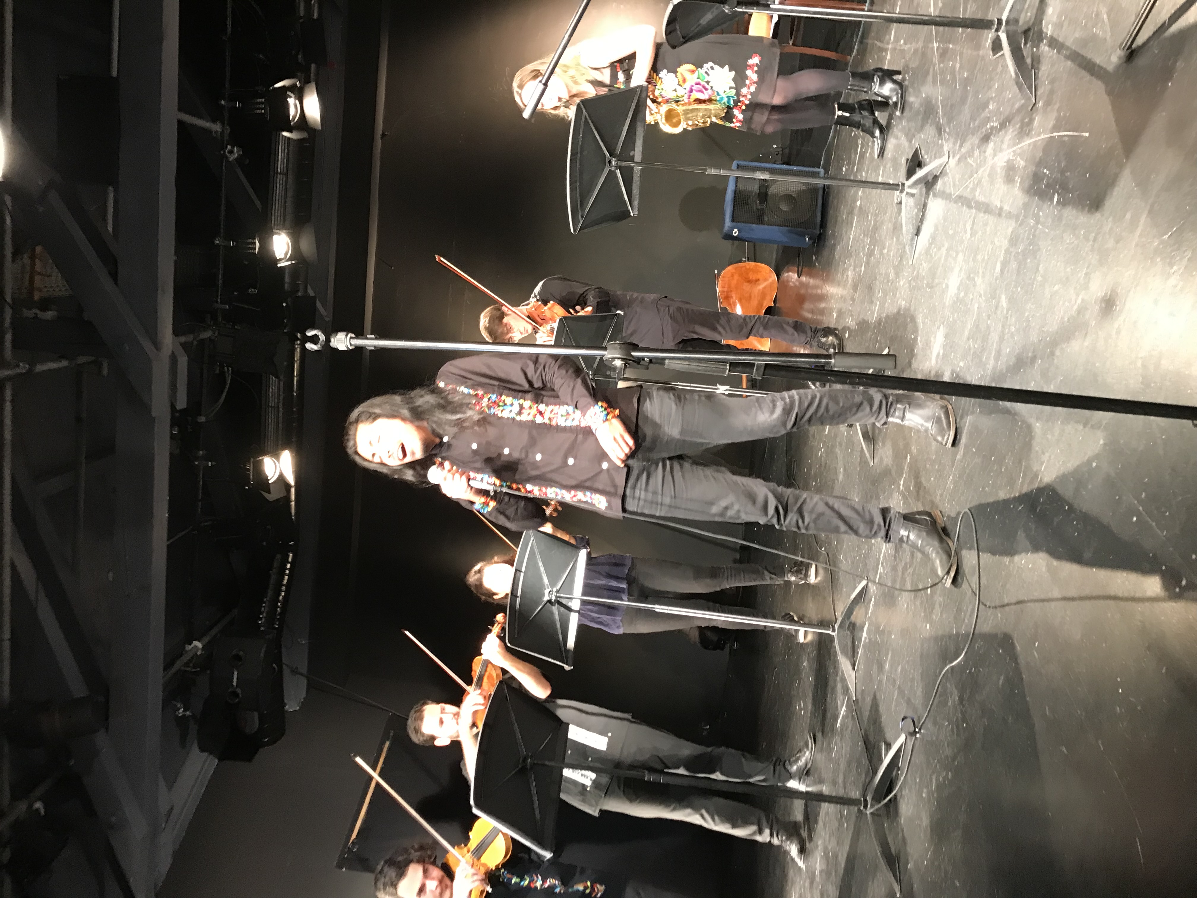 Isaac Fernández Uribe, Gesang